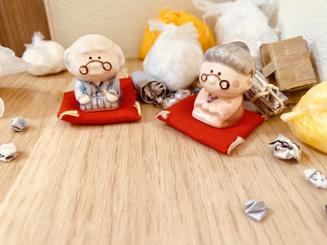 ゴミ屋敷に住む老夫婦の模型