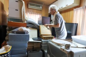空き家の荷物を整理する男性
